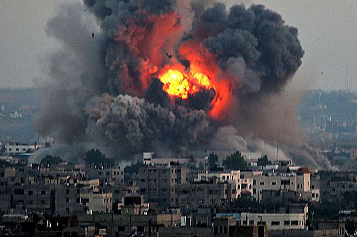 Zionist regime’s warplanes launch attacks at several sites in Gaza